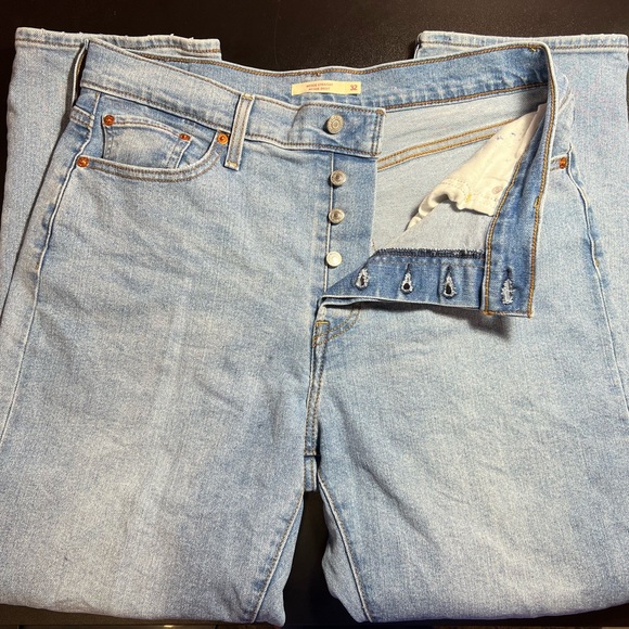 Levi' Wedgie Straight Fit -Size 32 - Picture 3 of 6